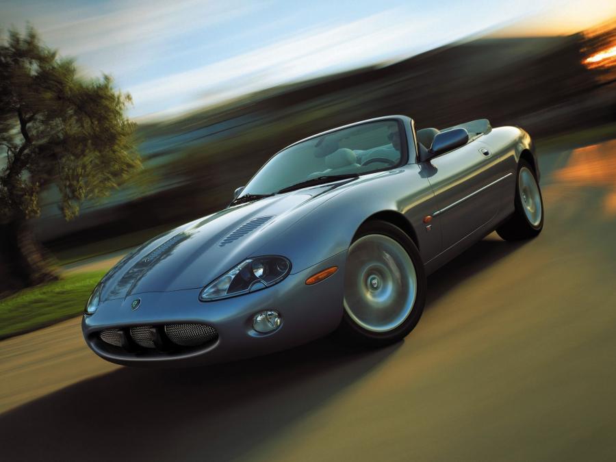  Jaguar XKR Convertible 2003 года  (фото 2 из 8)